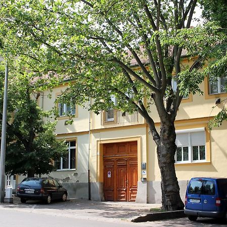 Veva Apartman - Eger Maganszallashely מראה חיצוני תמונה