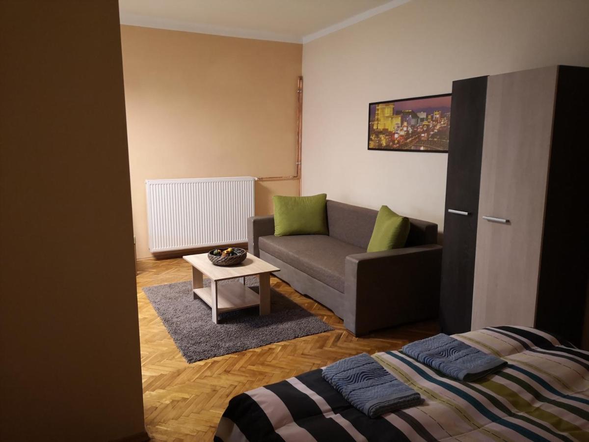 Veva Apartman - Eger Maganszallashely מראה חיצוני תמונה
