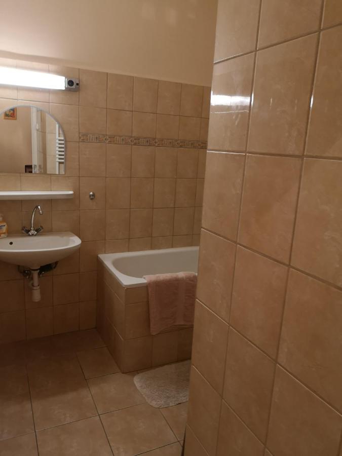 Veva Apartman - Eger Maganszallashely מראה חיצוני תמונה