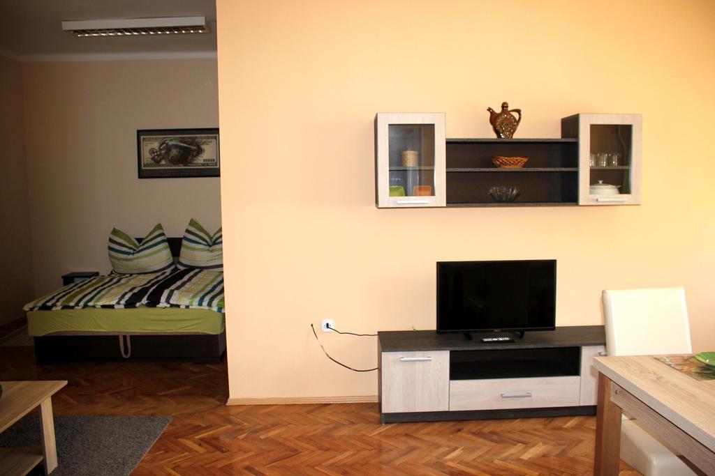 Veva Apartman - Eger Maganszallashely מראה חיצוני תמונה